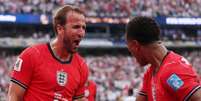 Harry Kane em disputa de bola com jogador panamenho na Copa do Mundo &ndash;  Foto: Divulga&ccedil;&atilde;o / England - Legenda: Harry Kane comemora o gol marcado na vit&oacute;ria sobre o Panam&aacute; / Jogada10