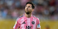Sinto muito, New Balance, mas os novos t&ecirc;nis da Nike cor 'Pantera Cor-de-Rosa' far&atilde;o voc&ecirc; 'farmar aura' com a Gera&ccedil;&atilde;o Alfa por lembrarem as chuteiras dos jogadores da Copa. Foto: Getty Images / Purepeople