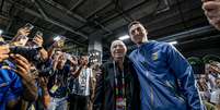 O jornalista esportivo argentino Enrique Macaya M&aacute;rquez comparece &agrave; sua d&eacute;cima oitava Copa do Mundo aos 91 anos, ao lado do t&eacute;cnico da sele&ccedil;&atilde;o argentina, Lionel Scaloni, durante uma coletiva de imprensa para a Argentina MD-1 no AT&T Stadium em 26 de junho de 2026, em Dallas, Estados Unidos.  Foto: Stefan Koops/EYE4IMAGES/NurPhoto via Getty Images