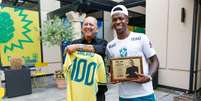 Galvão Bueno ganhou a camisa da narração do seu 100 gol pela seleção brasileira   Foto: Instagram/@sbtsports