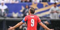 Harry Kane usa 'alian&ccedil;a de esparadrapo' para homenagear a esposa, Katie Goodland  Foto: Harry Langer/DeFodi Images/DeFodi via Getty Images