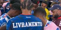 Jogadores de Cabo Verde acompanharam o final do jogo entre Espanha e Uruguai  Foto: Reprodução