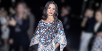 A Adidas adota o estilo bo&ecirc;mio e lan&ccedil;a um modelo Samba com estampa dos anos 70 que a Zara adoraria ter. Foto: Getty Images, Ron Galella, Ltd. / Purepeople