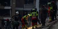 Equipes de resgate participam das operações de resgate após os terremotos que atingiram o país, em La Guaira, na Venezuela, em 27 de junho de 2026.  Foto: © Maxwell Briceno / Reuters / RFI