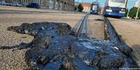 Calor extremo, somado ao atrito dos trilhos, levou ao derretimento do asfalto em Leipzig, no leste da Alemanha; servi&ccedil;o de bondes precisou ser interrompido  Foto: DW / Deutsche Welle
