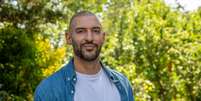 Marios pode passar 14 horas por dia no telefone - ele diz que &eacute; como uma droga no bolso  Foto: BBC/Emma Lynch / BBC News Brasil