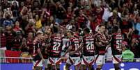 Jogadores do Flamengo cumprimentam Arrascaeta ap&oacute;s meia marcar um gol contra o Fortaleza (Foto: Gilvan de Souza/Flamengo) Foto: Jogadores do Flamengo cumprimentam Arrascaeta ap&oacute;s meia marcar um gol contra o Fortaleza ( Gilvan de Souza/Flamengo) / G&aacute;vea News