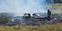 Avi&atilde;o de pequeno porte pegou fogo ap&oacute;s cair em propriedade rural em GO  Foto: Divulga&ccedil;&atilde;o/Corpo de Bombeiros de Goi&aacute;s