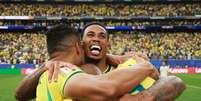 Gabriel Magalhães abraçado a jogadores do Brasil  Foto: Getty Images / BBC News Brasil