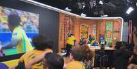 Equipe da CazéTV celebra nos bastidores  Foto: Arquivo pessoal