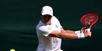 Jo&atilde;o Fonseca iniciou sua trajet&oacute;ria em Wimbledon nesta segunda-feira, 29, contra o espanhol Roberto Bautista Agut Foto: Jan Kruger/Getty Images