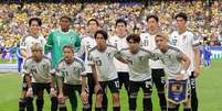 Semelhança do uniforme do Japão com o da Alemanhã repercutiu poucos minutos antes da bola rolar   Foto: Alex Slitz/Getty Images
