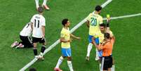 Volante recebe o quinto amarelo em Mundiais aos 13 minutos do primeiro tempo contra o Japão  Foto: Darlington/Getty Images