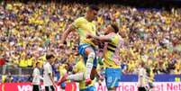 Casemiro comemora gol com Neymar diante do Jap&atilde;o no mata-mata  Foto: Lars Baron / Getty Images