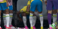 Neymar ainda n&atilde;o entrou em campo nesta segunda-feira, 29, mas aconselhou jogadores durante o intervalo  Foto: Reprodu&ccedil;&atilde;o/Globoplay