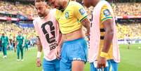 Lucas Paquet&aacute; se lesionou e foi consolado por Neymar e Endrick  Foto: VANESSA CARVALHO/AG&Ecirc;NCIA O DIA / Estad&atilde;o