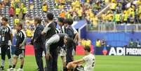 Hajime Moriyasu, técnico do Japão desde 2018, se curvando para a a torcida como forma de desculpas.  Foto: Masashi Hara/ Getty Images