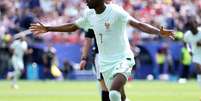 Mulher de Ousmane Demb&eacute;l&eacute;, jogador da Fran&ccedil;a na Copa 2026, tem detalhe curioso que a afasta totalmente das outras WAGs. Saiba qual!.  Foto: Getty Images / Purepeople