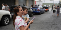 Os celulares alertaram milh&otilde;es de venezuelanos sobre o que estava acontecendo  Foto: Getty Images / BBC News Brasil