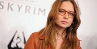 A atriz Daveigh Chase chega à festa oficial de lançamento do videogame mais esperado do ano, The Elder Scrolls V: Skyrim, no Belasco Theatre em 8 de novembro de 2011 em Los Angeles, Califórnia. Foto: Getty Images / BBC News Brasil