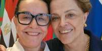A atriz Lucélia Santos com a ex-presidente Dilma Rousseff em Xangai: a militância na esquerda seria o motivo para não trabalhar na Globo  Foto: Reprodução/Instagram