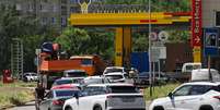 Ve&iacute;culos fazem fila em posto de gasolina em Rostov-on-Don, na R&uacute;ssia, em 29 de junho de 2026.  Foto: REUTERS - Sergey Pivovarov / RFI