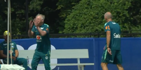 Ancelotti se aventura com a bola em treino e se irrita ao errar embaixadinha  Foto: Reprodu&ccedil;&atilde;o/TV Globo