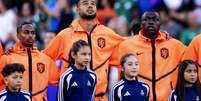 Crysencio Summerville, Cody Gakpo e Brian Brobbey, da Holanda, durante o hino nacional na partida da fase eliminat&oacute;ria da Copa do Mundo FIFA 2026 contra o Marrocos  Foto: ROBIN VAN LONKHUIJSEN / ANP (Photo by ANP via Getty Images)