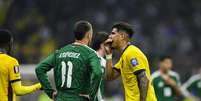 Piero Hincapié, do Equador (à direita), cobre a boca enquanto discute com Santiago Giménez, do México (à esquerda), durante a partida das oitavas de final da Copa do Mundo FIFA 2026  Foto: Getty Images