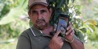 Jos&eacute; Rinc&oacute;n mostra na tela do celular a foto do seu neto Abelardo Rinc&oacute;n, que voltava dos Estados Unidos, deportado no voo 164  Foto: Nicole Kolster / BBC News Brasil