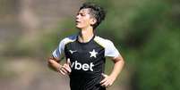 Volante Arthur Novaes em treino com profissionais - Foto: Vitor Silva / Botafogo / Jogada10