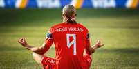 Braut Haaland est&aacute; nas costa da camisa do atacante noruegu&ecirc;s nesta Copa  Foto: Instagram/@erling