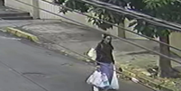 Diarista foi vista deixando o apartamento com v&aacute;rias sacolas na m&atilde;o  Foto: Divulga&ccedil;&atilde;o/PCMG