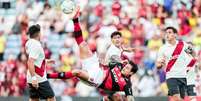 Foto: Gilvan de Souza / Flamengo - Legenda: Pedro busca finalização diante da marcação dos argentinos / Jogada10