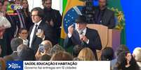 O presidente Luiz Inácio Lula da Silva mostra o dedo do meio em transmissão ao vivo do governo federal  Foto: Reprodução de vídeo/GovAgora/Canal Gov / Estadão