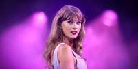 Taylor Swift em show em Londres durante sua &uacute;ltima turn&ecirc;, a The Eras, em agosto de 2024  Foto: Gareth Cattermole/TAS24/Getty Images for TAS Rights Management ) / BBC News Brasil