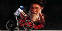 Retratos de Ali Khamenei estão por toda a parte em Teerã. (03/06/2026)  Foto: RFI