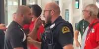 Policial americano reprimiu membros da comissão técnica do Egito na chegada ao hotel em Dallas – Reprodução de Vídeo  Foto: Jogada10