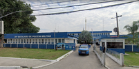 Mandados s&atilde;o cumpridos no 20&ordm; Batalh&atilde;o de Pol&iacute;cia Militar (Mesquita), atual unidade de lota&ccedil;&atilde;o dos alvos  Foto: Google Street View