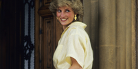 Arezzo se inspira em Lady Di para criar scarpins slingback de salto m&eacute;dio em prata e dourado que combinam do vestido de casamento &agrave; cal&ccedil;a de alfaiataria de trabalho. Foto: Getty Images / Purepeople