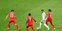 Mahrez em a&ccedil;&atilde;o com a camisa da Arg&eacute;lia contra a Su&iacute;&ccedil;a - Foto: Fran Santiago/Getty Images / Jogada10