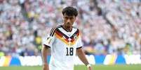 Foto: Alexander Hassenstein/Getty Images - Legenda: Lateral assina at&eacute; 2031 depois de viver grande fase no Eintracht Frankfurt e na sele&ccedil;&atilde;o da Alemanha / Jogada10
