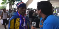 Repórter entrevista pai de Vozinha   Foto: Reprodução