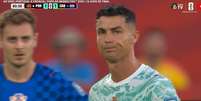 Cristiano Ronaldo sai contrariado após marcar gol de empate de pênalti.   Foto: Cazé TV/ Redes Sociais
