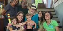 No centro, Ana Maria Braga posa com netos e outros entes queridos Foto: Reprodu&ccedil;&atilde;o | Instagram