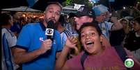 Garoto &eacute; empurrado por torcedor em entrada ao vivo da Globo.  Foto: Reprodu&ccedil;&atilde;o/ Redes Sociais