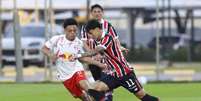 S&atilde;o Paulo luta, mas n&atilde;o sai do zero em jogo-treino como Bragantino. Rubens Chiri / Perspectiva Foto: Jogada10
