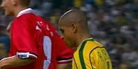 Brasil x Noruega na Copa: há 28 anos, jogo teve triste coincidência com morte precoce de cantor; famoso lutou por 2 meses contra doença rara e agressiva - na foto, Roberto Carlos deixa o campo após derrota de 2x1.  Foto: Reprodução, Youtube/Fifa / Purepeople