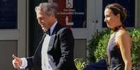 Swift descreveu a si mesma como uma 'f&atilde; de longa data de Hugh Grant' e convidou o ator brit&acirc;nico e sua esposa, Anna Elisabet Eberstein, para o matrim&ocirc;nio  Foto: Reuters / BBC News Brasil