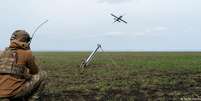 Soldado ucraniano lança um drone de combate HX‑2 em direção a Pokrovsk  Foto: DW / Deutsche Welle